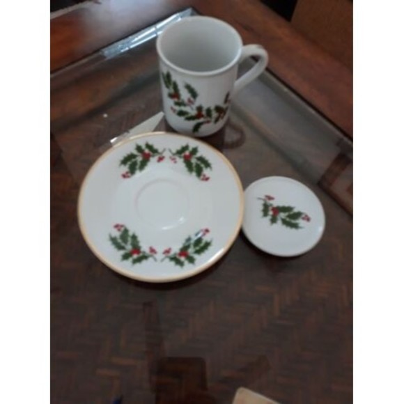 All The Trimmings Royal Gallery CHRISTMAS HOLLY Porcelain lided Mug & Saucer set - Picture 4 of 12